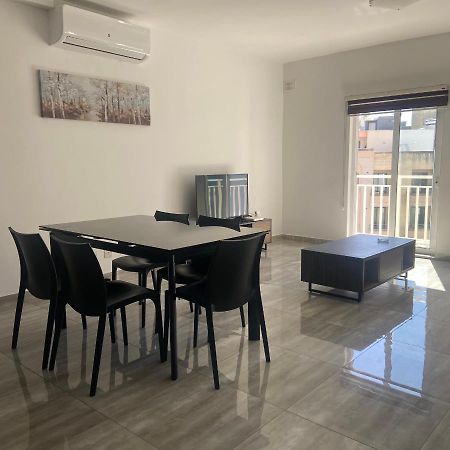 F10 Room 1, Private Double Room With Private Bathroom In Shared Flat Msida Exteriér fotografie