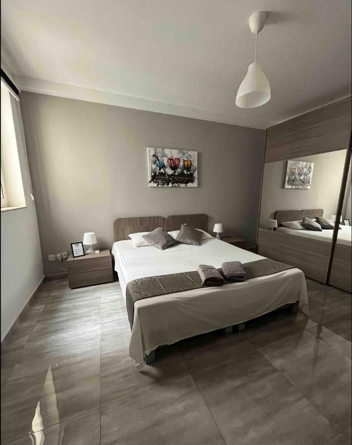 F10 Room 1, Private Double Room With Private Bathroom In Shared Flat Msida Exteriér fotografie